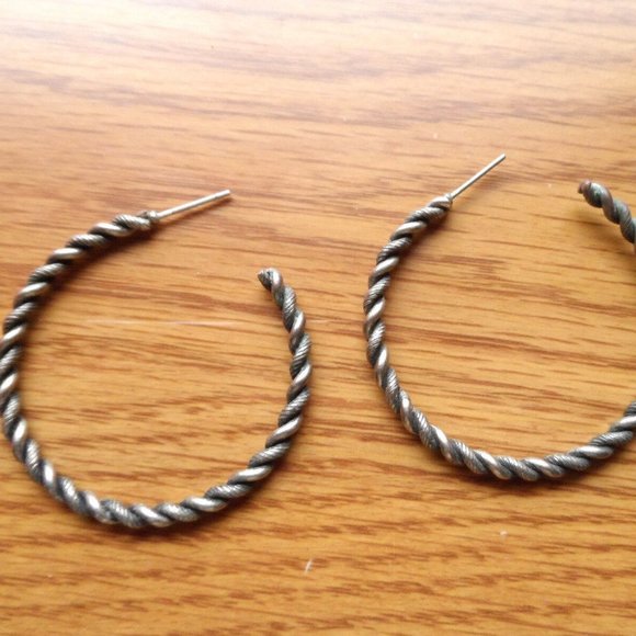 Silver tone TWISTED Ridged Etched Hoop Earrings 1.5" Stud post Retro 80's style - Picture 1 of 6
